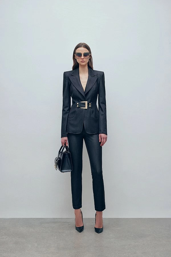 Chaqueta Blazer en Tejido Tejano Negro con Hebilla Dorada – Monique Garçonne