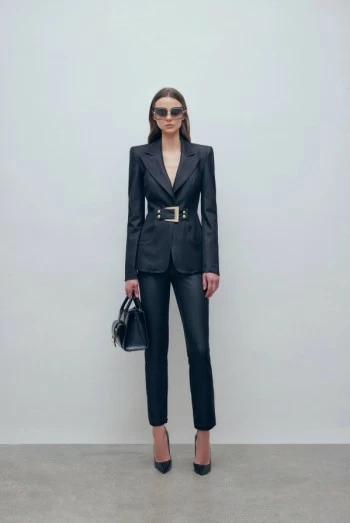 Chaqueta Blazer en Tejido Tejano Negro con Hebilla Dorada – Monique Garçonne Chaqueta Blazer en Tejido Tejano Negro con Hebilla Dorada – Monique Garçonne