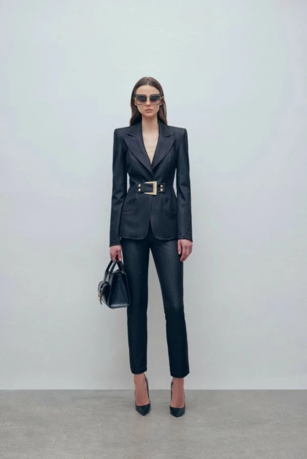 Chaqueta Blazer en Tejido Tejano Negro con Hebilla Dorada – Monique Garçonne