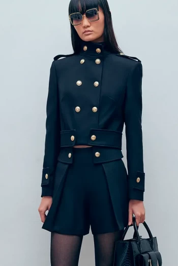 Chaqueta corta de paño estilo militar con botones dorados – Monique Garçonne Chaqueta corta de paño estilo militar con botones dorados – Monique Garçonne