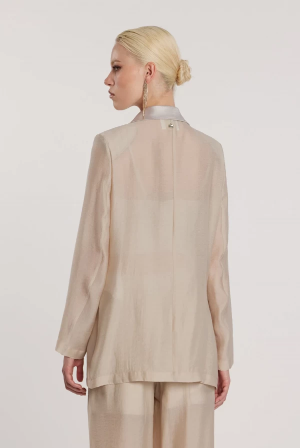 Chaqueta GALIENA de manga larga, doble botonadura, solapas y faldones de satén.