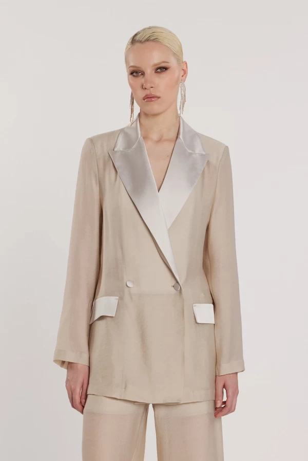 Chaqueta GALIENA de manga larga, doble botonadura, solapas y faldones de satén.