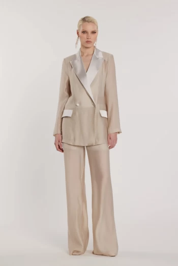 Chaqueta GALIENA de manga larga, doble botonadura, solapas y faldones de satén.