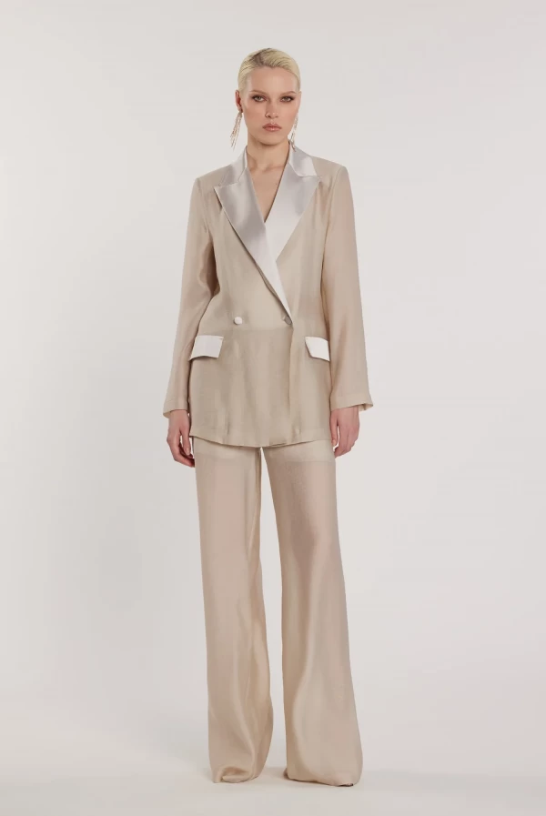 Chaqueta GALIENA de manga larga, doble botonadura, solapas y faldones de satén.