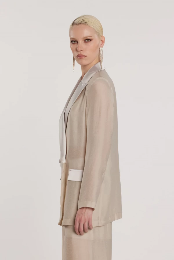 Chaqueta GALIENA de manga larga, doble botonadura, solapas y faldones de satén.