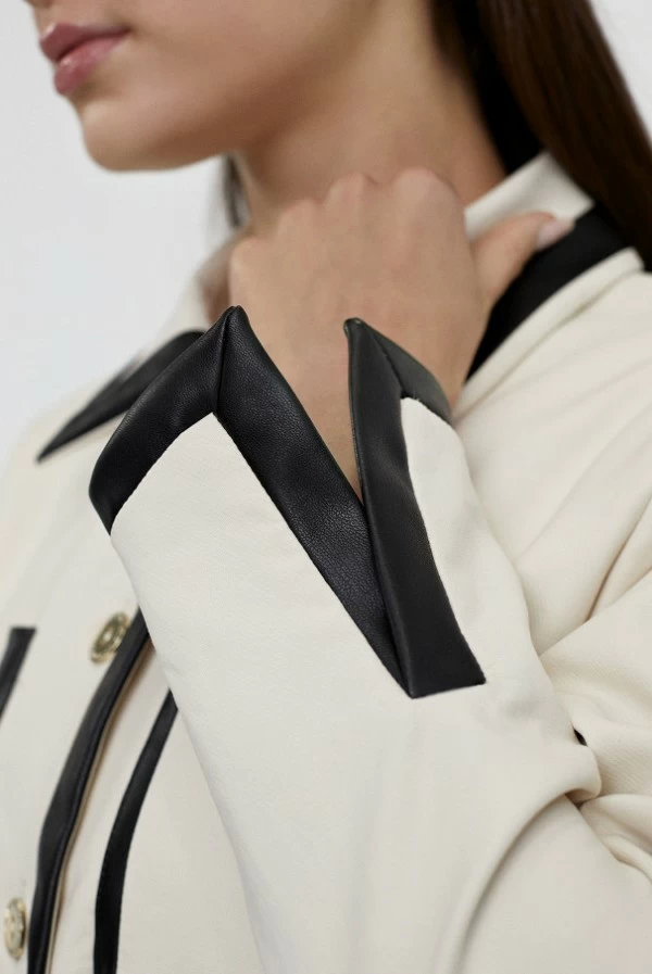 chaqueta lola casademunt blanca y negra detalles ecopiel