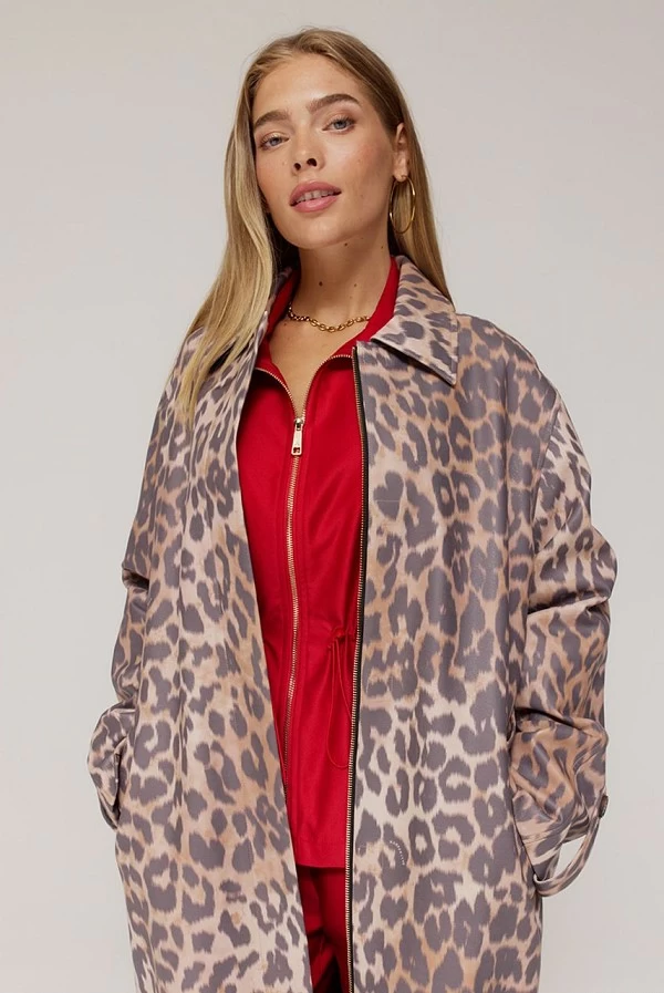 chaqueta trench maxi leopardo