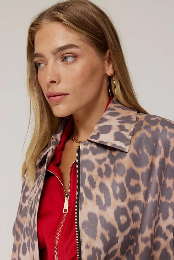 chaqueta trench maxi leopardo