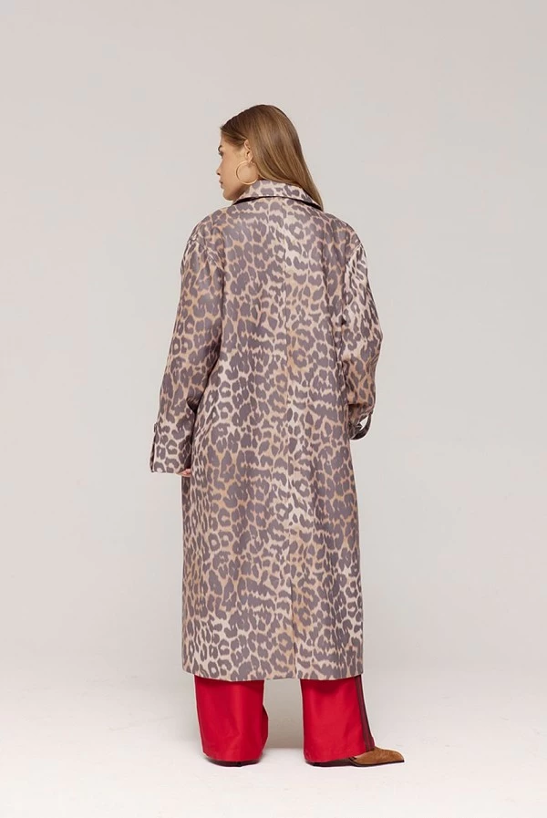 chaqueta trench maxi leopardo