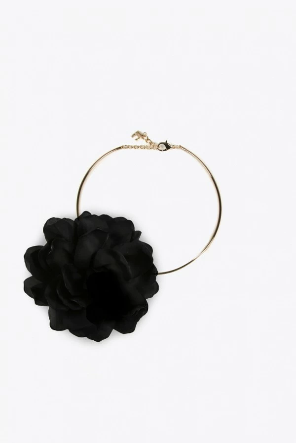 Collar Aro Dorado con Maxi Flor Negra Lola Casademunt
