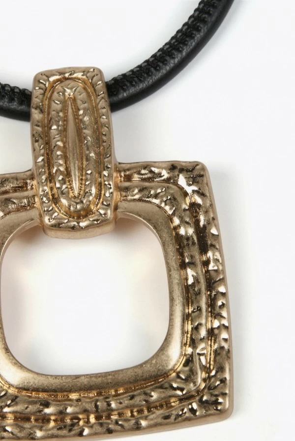 Collar con Cordón de Cuero y Maxi Pieza Dorada Lola Casademunt