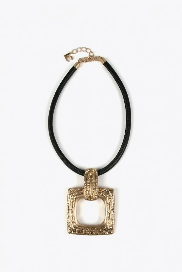 Collar con Cordón de Cuero y Maxi Pieza Dorada Lola Casademunt