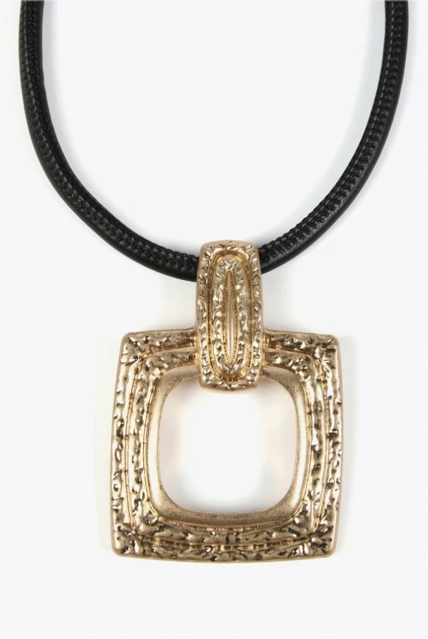 Collar con Cordón de Cuero y Maxi Pieza Dorada Lola Casademunt