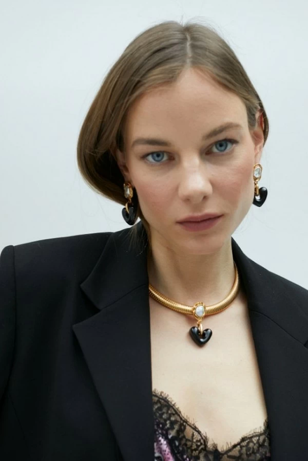 Collar Elástico Dorado con Corazón Negro y Maxi Perla Lola Casademunt