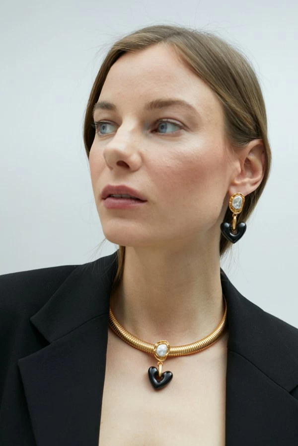 Collar Elástico Dorado con Corazón Negro y Maxi Perla Lola Casademunt