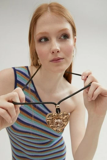 Collar Largo Dorado con Colgante de Corazón y Tigre Lola Casademunt