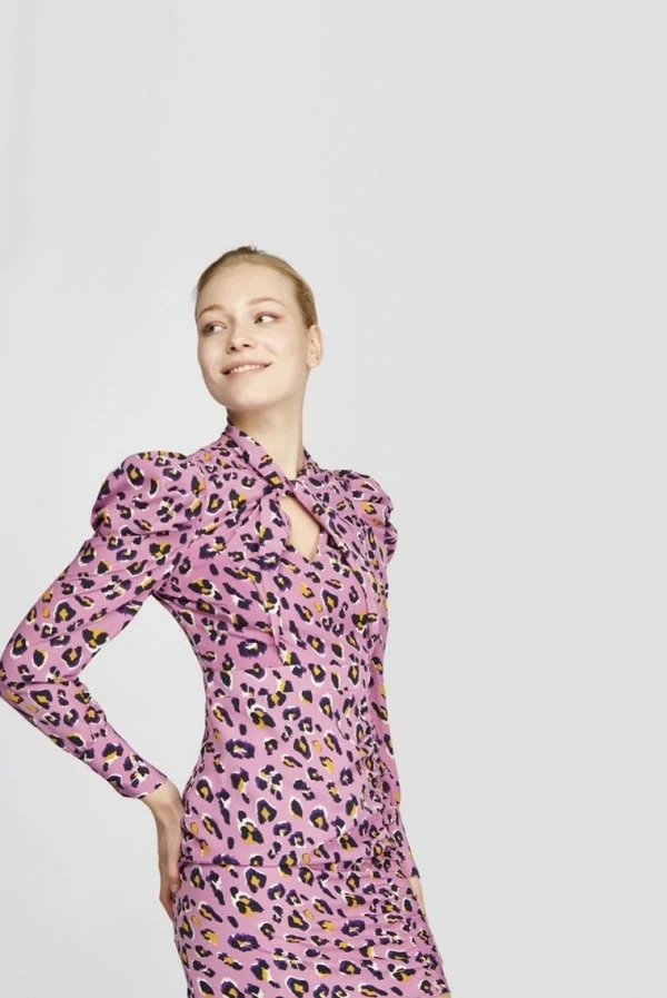 Compra online vestido rosa animal print Minueto, firma edpañola con diseños únicos y divertidos 