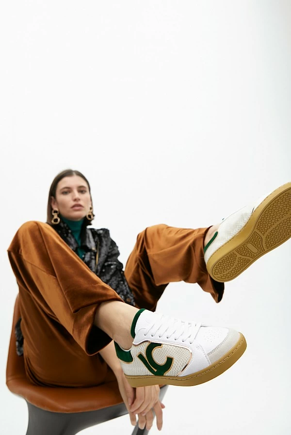 Deportiva con detalles en efecto serpiente y piel