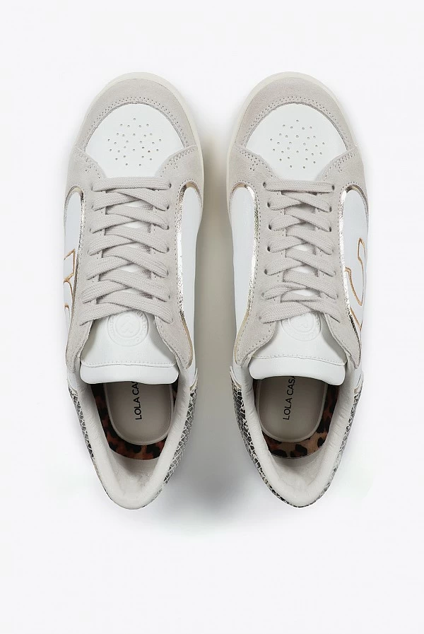 Deportiva con detalles en efecto serpiente y piel