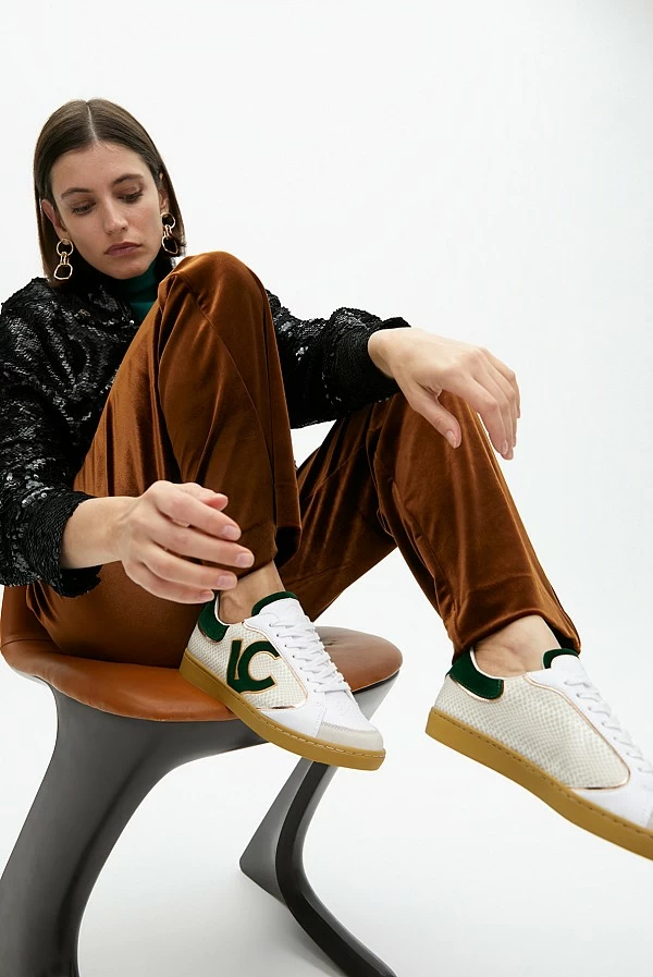 Deportiva con detalles en efecto serpiente y piel