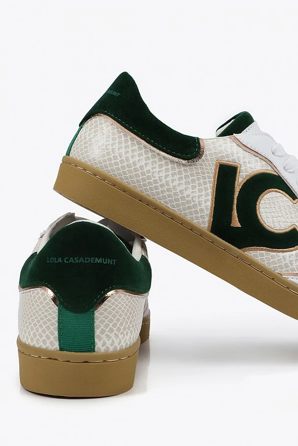 Deportiva con detalles en efecto serpiente y piel