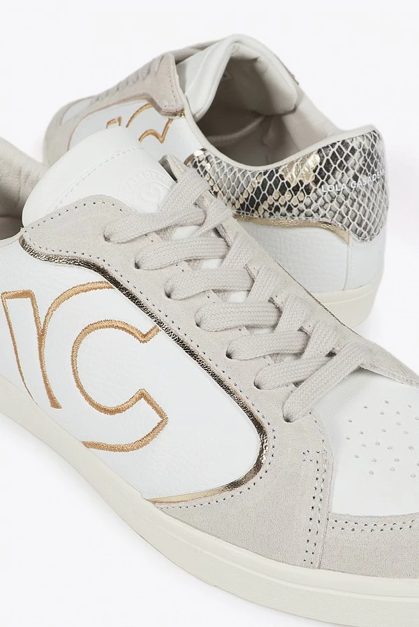 Deportiva con detalles en efecto serpiente y piel