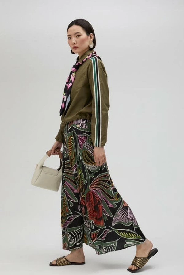 Falda plisada satinada con estampado tropical