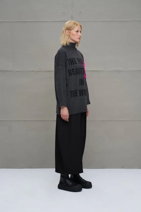 Jersey gris oscuro con letras rosa flúor VDR VIA DE LA ROSE