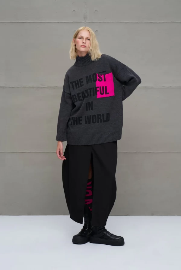Jersey gris oscuro con letras rosa flúor VDR VIA DE LA ROSE