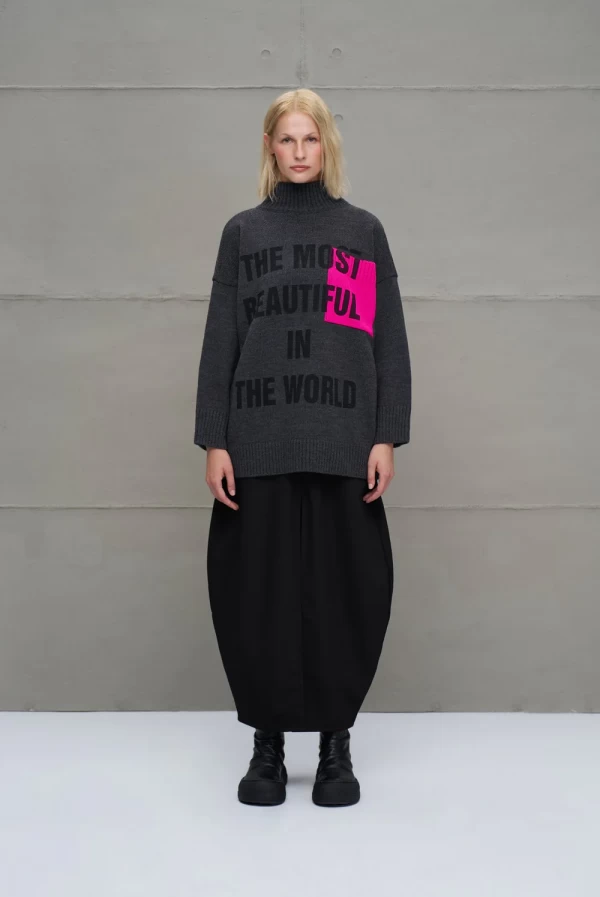 Jersey gris oscuro con letras rosa flúor VDR VIA DE LA ROSE