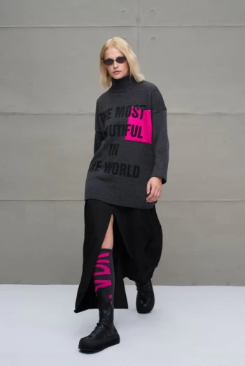 Jersey gris oscuro con letras rosa flúor VDR VIA DE LA ROSE