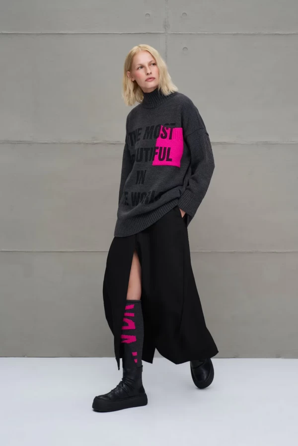 Jersey gris oscuro con letras rosa flúor VDR VIA DE LA ROSE