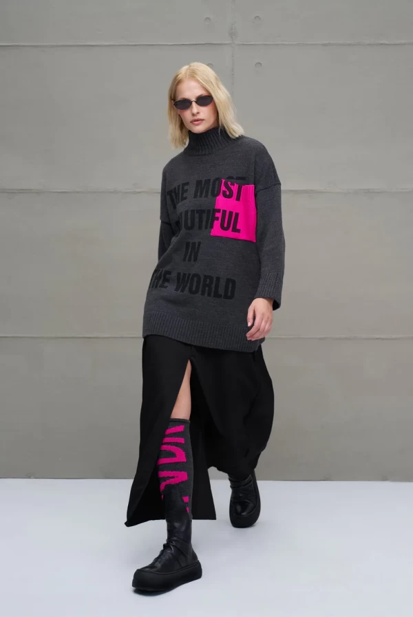 Jersey gris oscuro con letras rosa flúor VDR VIA DE LA ROSE