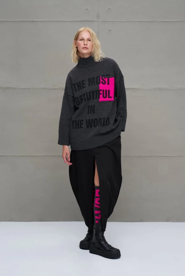 Jersey gris oscuro con letras rosa flúor VDR VIA DE LA ROSE