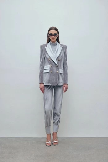 Maxi Blazer estilo smoking en terciopelo gris con solapa de raso – Monique Garçonne Maxi Blazer estilo smoking en terciopelo gris con solapa de raso – Monique Garçonne