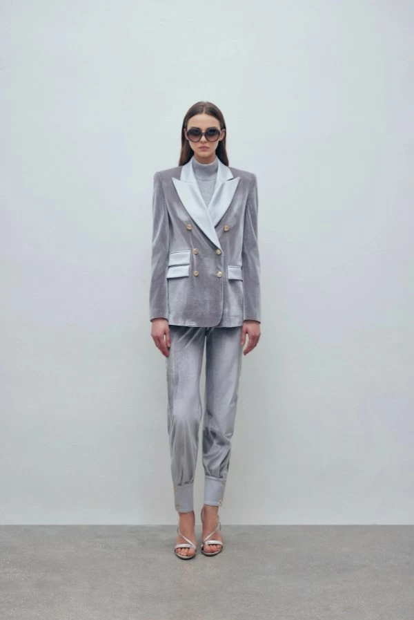 Maxi Blazer estilo smoking en terciopelo gris con solapa de raso – Monique Garçonne