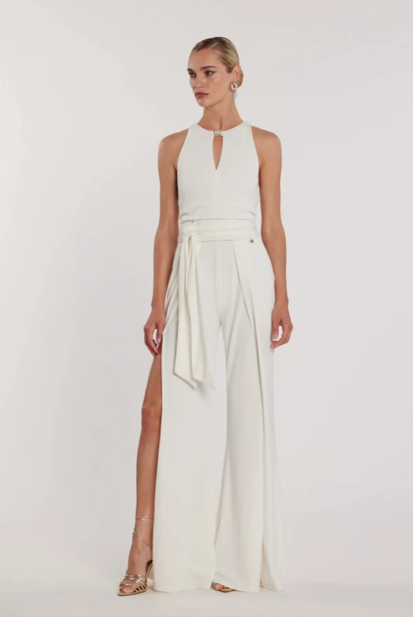 Mono PONKY_De talle alto con cinturón, pantalones acampanados con aberturas y accesorio