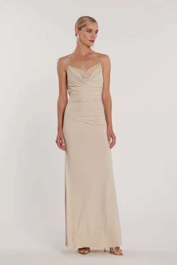 PAMPAS_Un vestido largo con escote suave, tirantes, pedrería y encaje.