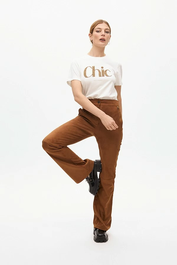 Pantalón acampanado de antelina marrón con bolsillo decorativo – Lola Casademunt