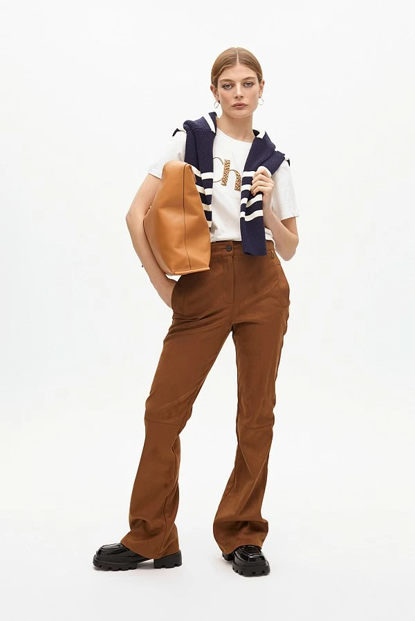 Pantalón acampanado de antelina marrón con bolsillo decorativo – Lola Casademunt