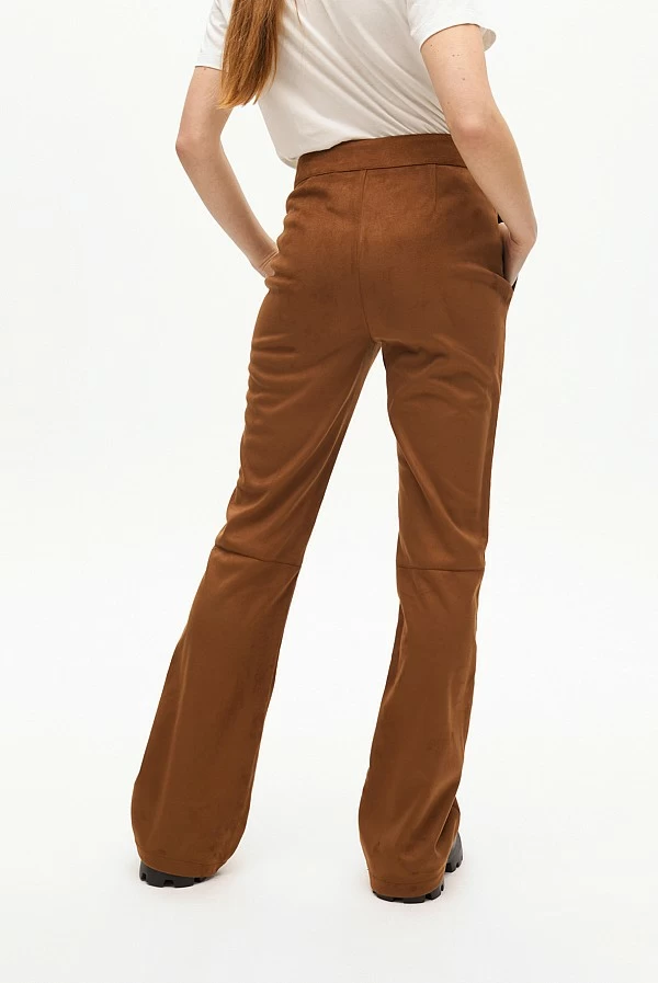 Pantalón acampanado de antelina marrón con bolsillo decorativo – Lola Casademunt