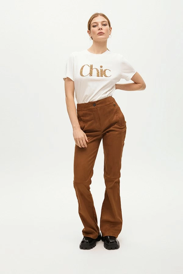 Pantalón acampanado de antelina marrón con bolsillo decorativo – Lola Casademunt