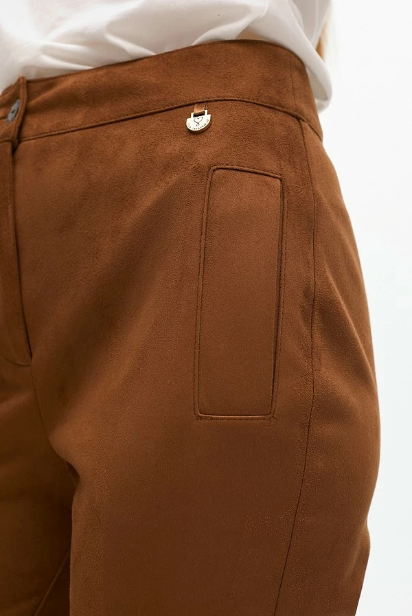 Pantalón acampanado de antelina marrón con bolsillo decorativo – Lola Casademunt