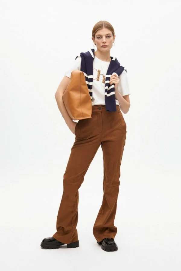 Pantalón acampanado de antelina marrón con bolsillo decorativo – Lola Casademunt