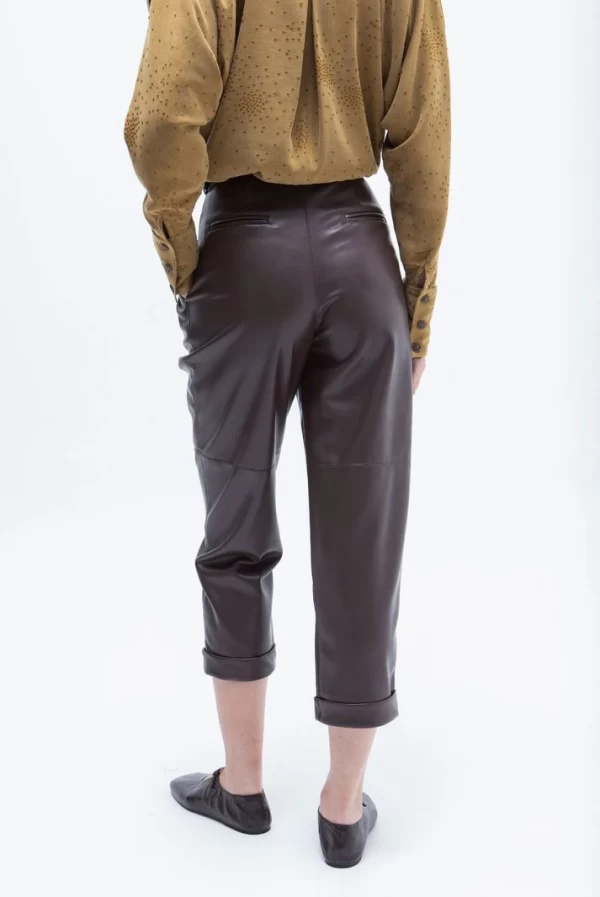 Pantalón boyfriend de ecopiel marrón con cintura alta – Masavi Pantalón boyfriend de ecopiel marrón con cintura alta – Masavi