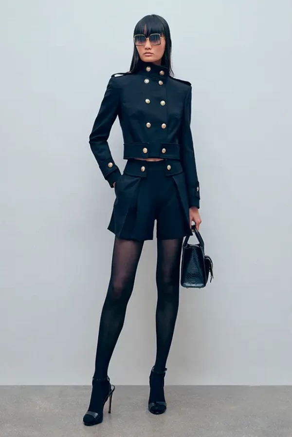 Pantalón corto negro estilo militar con botones dorados – Monique Garçonne