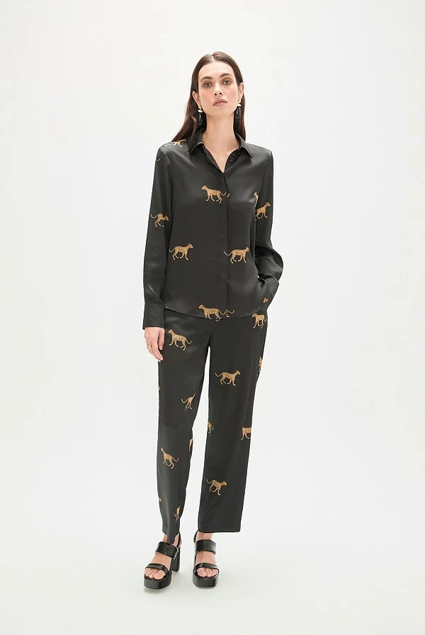 Pantalón de Pinzas Satinado con Print Leopardo