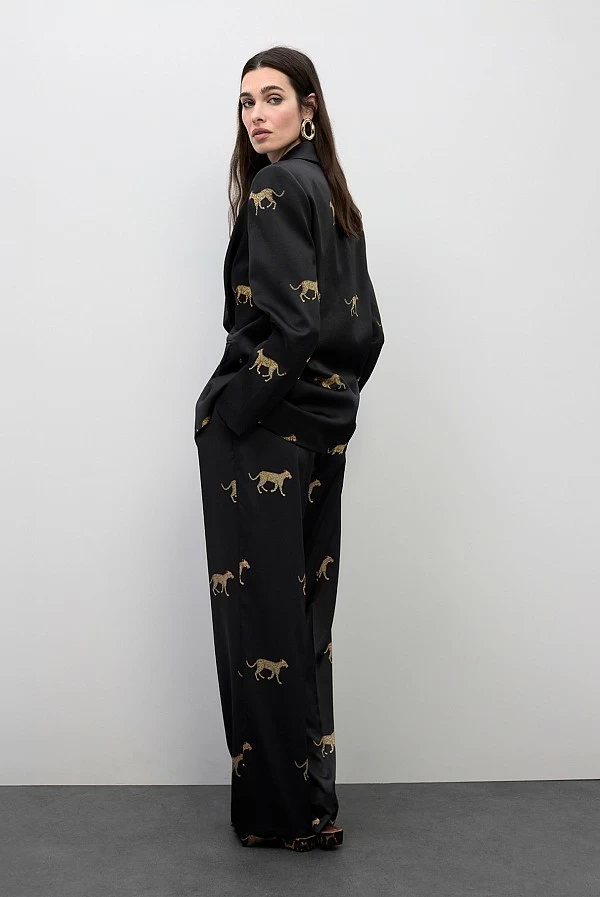 Pantalón de Pinzas Satinado con Print Leopardo