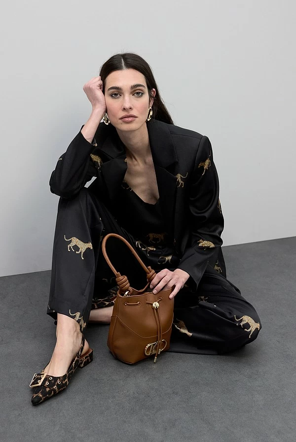 Pantalón de Pinzas Satinado con Print Leopardo