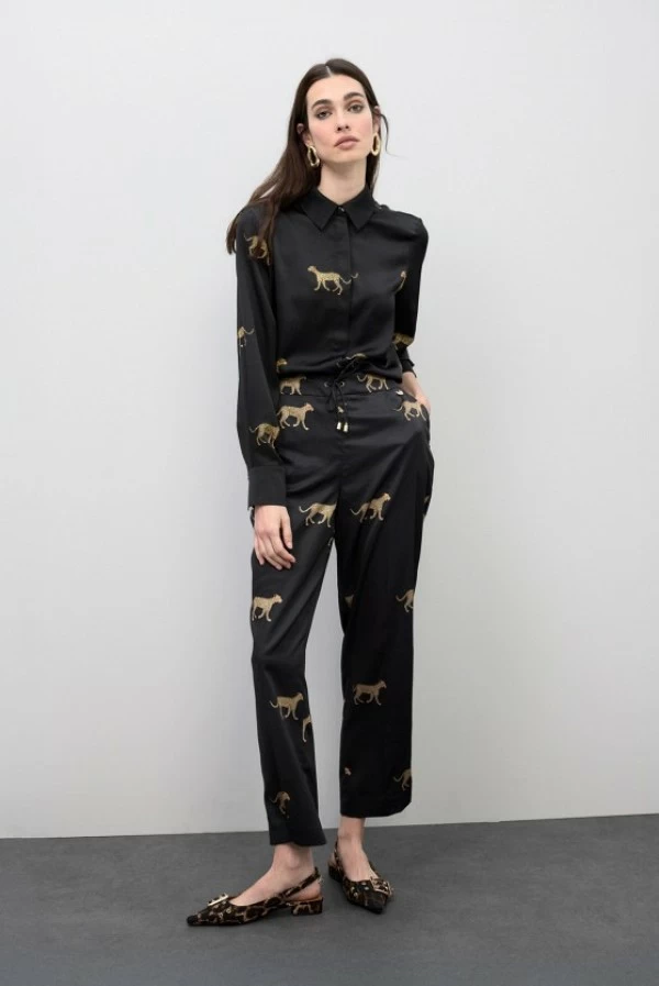 Pantalón de Pinzas Satinado con Print Leopardo